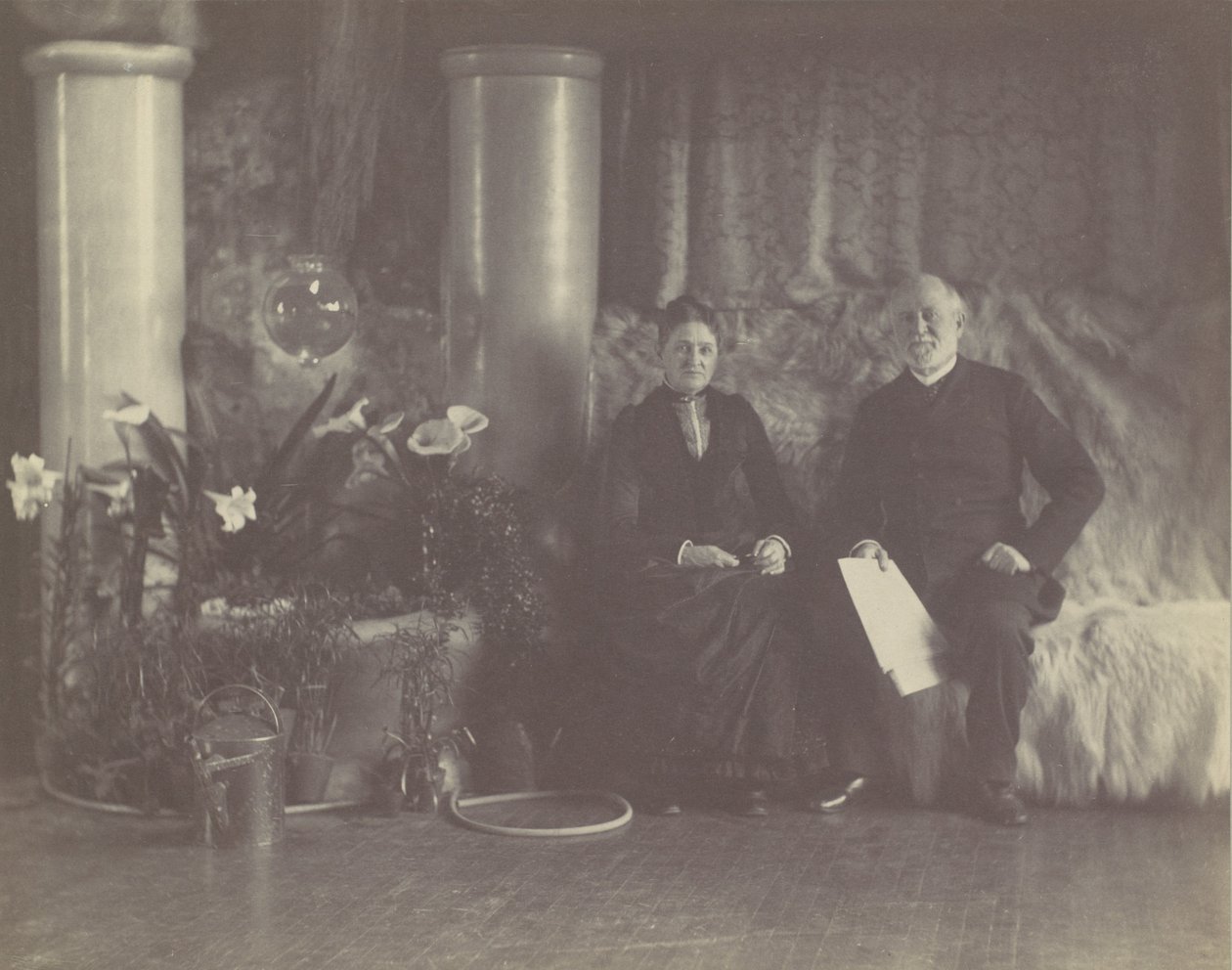 查尔斯-L.蒂芙尼先生和夫人在路易斯-C.蒂芙尼工作室，约1890年。 作者 乔治·柯林斯·考克斯