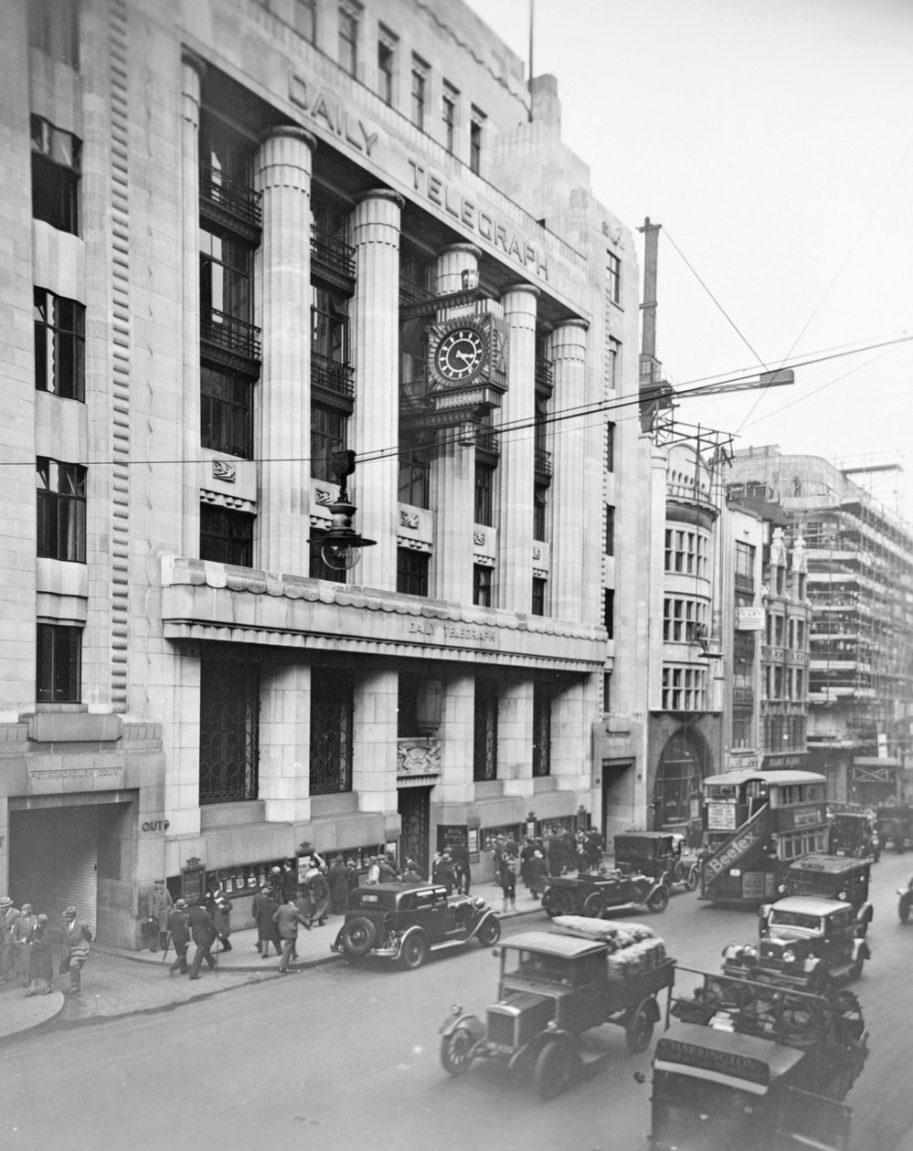 伦敦威斯敏斯特市舰队街的每日电讯报大楼，1930年代初。   作者 乔治·戴维森·里德