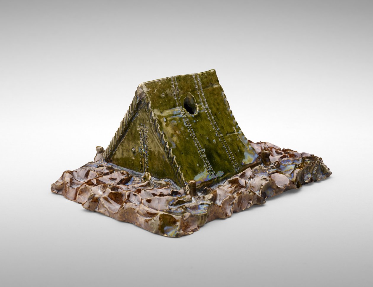 房屋帐篷墨水池，c。 1900（陶器） 作者 乔治·E·厄尔
