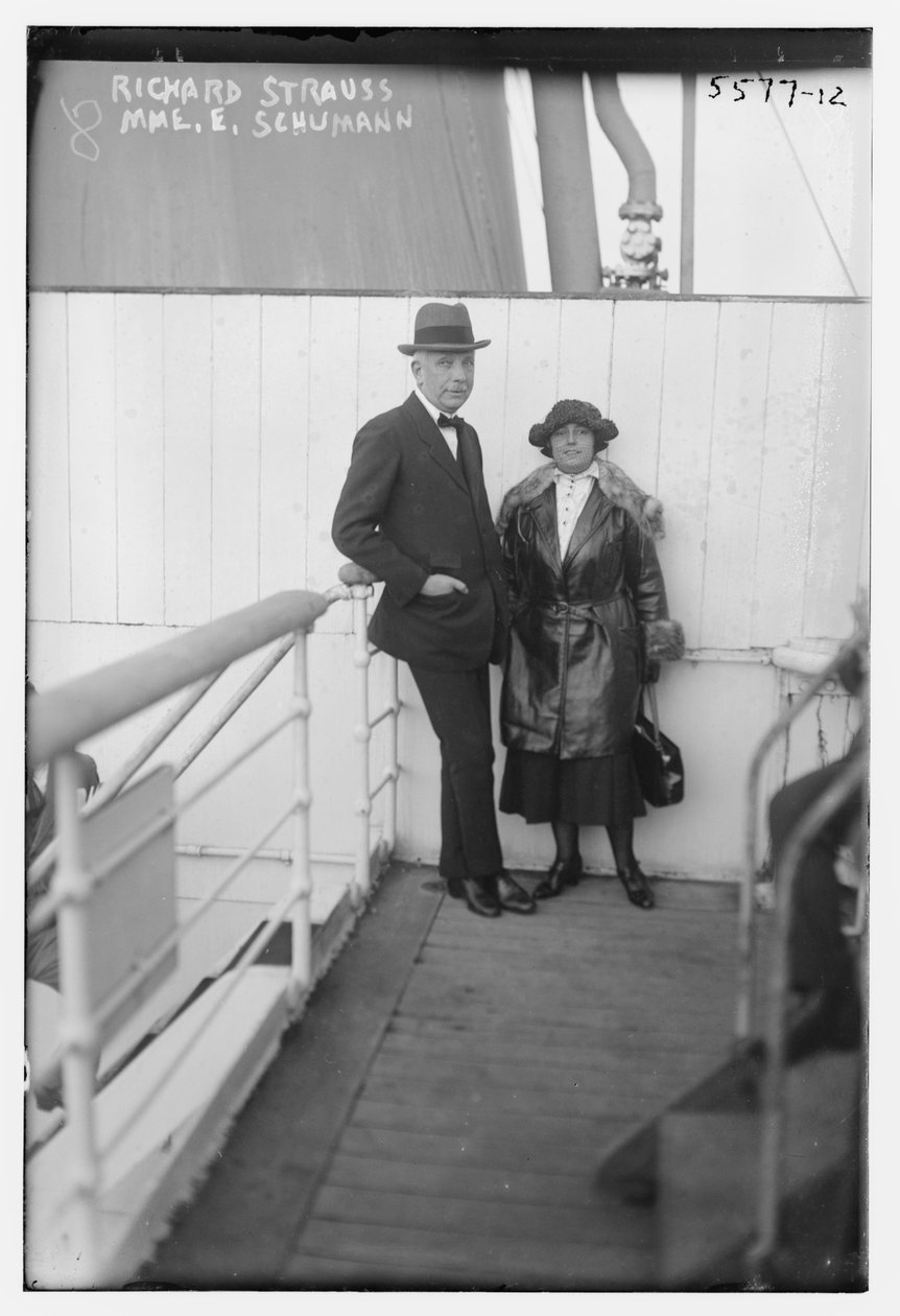 Elisabeth Schumann with Richard Strauss (b/w photo)   1415773   zh       chinese Successfully Translated  Original: An Actress Translat: An Actress 1435776 zh chinese Successfully Translated Original: The beheading of saint John the Baptist Translat: The b 作者 乔治·格兰瑟姆 - 贝恩新闻服务 贝恩