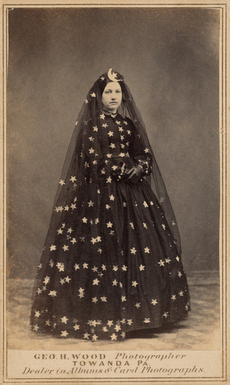 身着夜之女王服饰的女子，约 1860 年（照片1860 年（照片） 作者 乔治·H·伍德