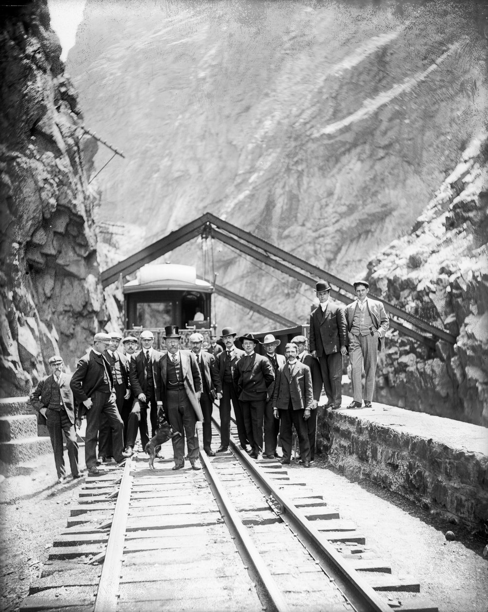1905年5月8日，悬索桥 - 总统西奥多·罗斯福和阿肯色河皇家峡谷的派对 作者 乔治·莱特尔·比姆