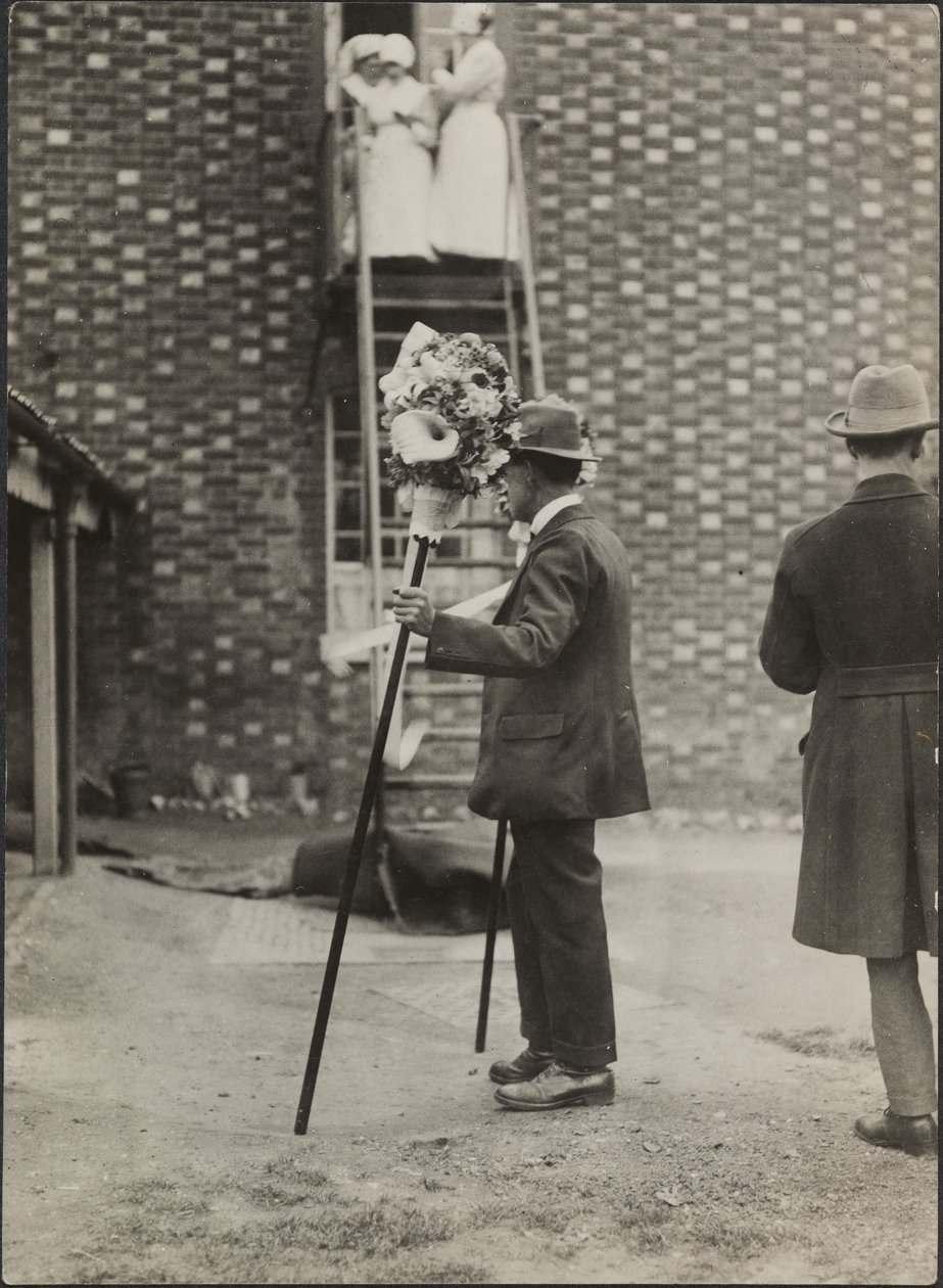 一名男子在亨格福德的 Hocktide 节期间手持 Tutti 杆 作者 