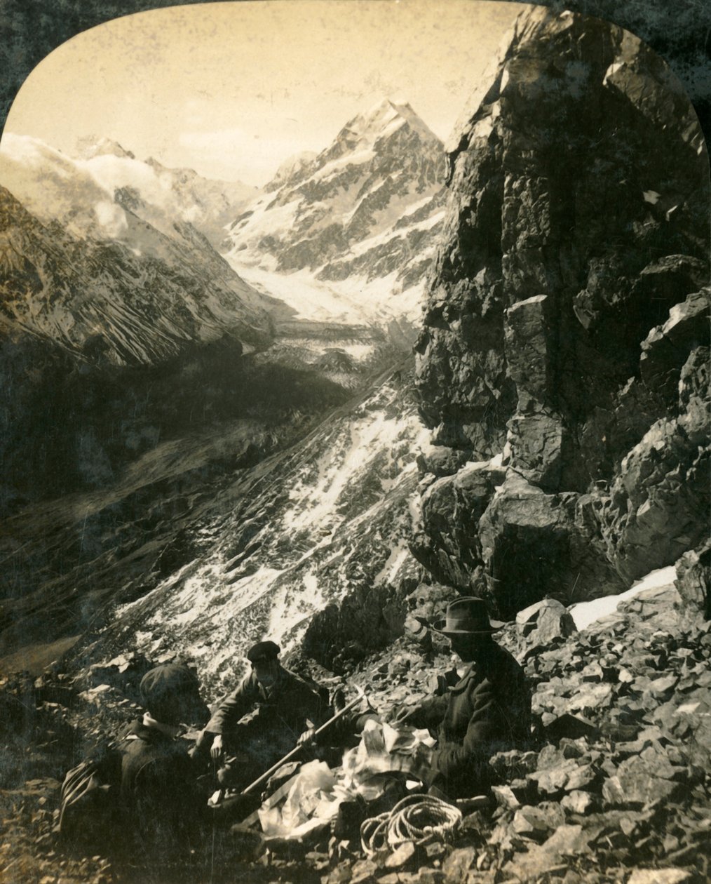库克山，胡克冰川和山谷，新西兰，建于1909年。 作者 乔治·罗斯