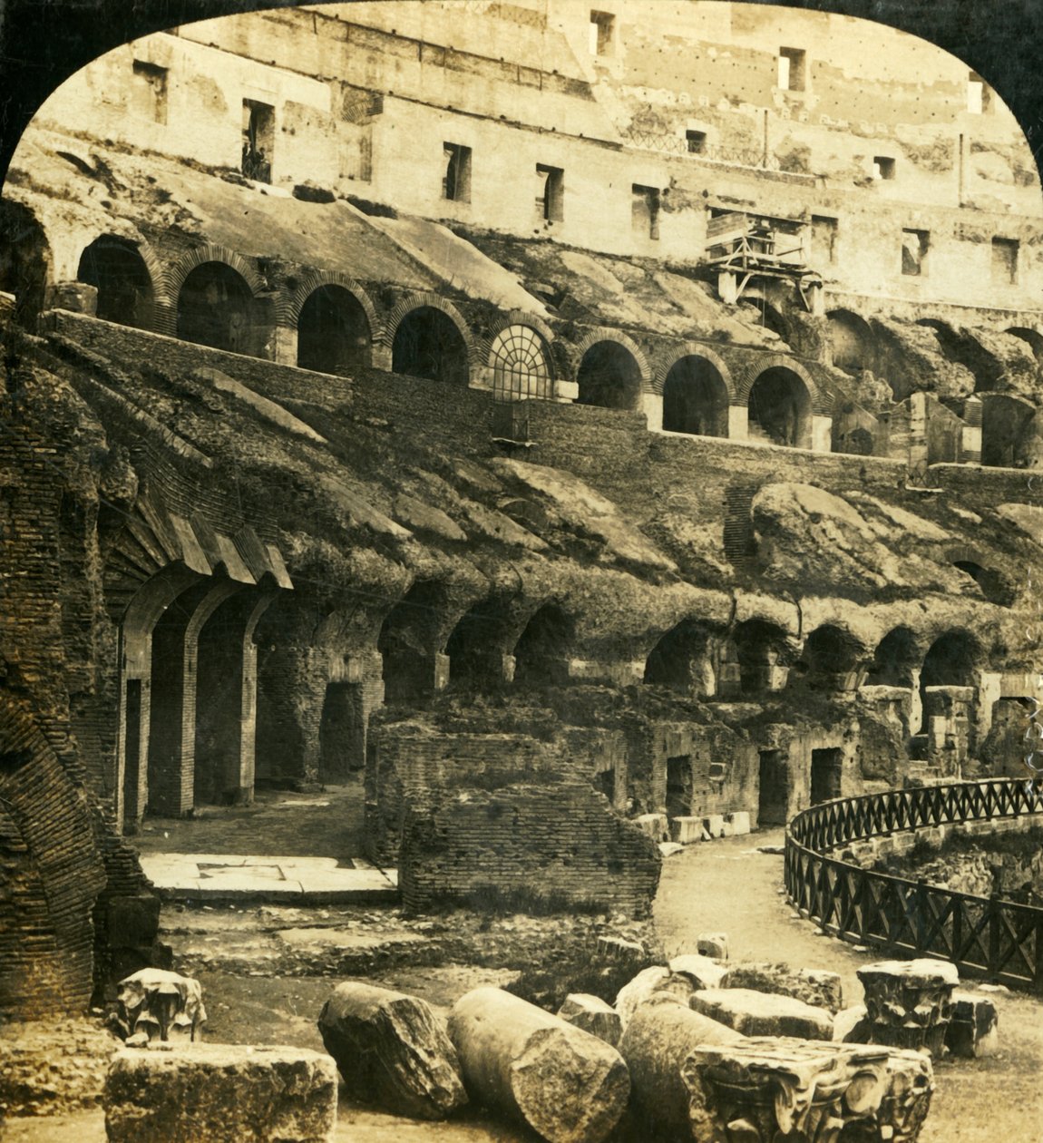 罗马斗兽场的内部，罗马，意大利，c1909。 作者 乔治·罗斯
