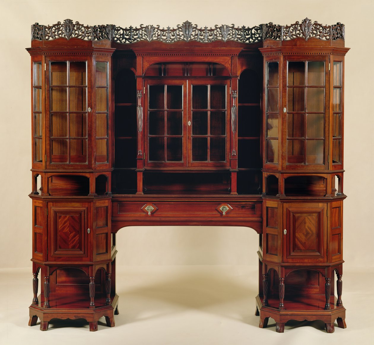 展示柜，为Morris＆Co。制造，1880年（雕刻桃花心木） 作者 乔治·华盛顿·杰克