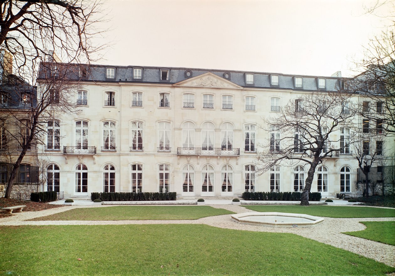 Hotel de Beauharnais酒店花园外观的视图，建于1713年，在Eugene de Beauharnais王子（1781-1824）的公寓里面的Salon Vert内部 作者 杰曼·波夫兰（Germain Boffrand）