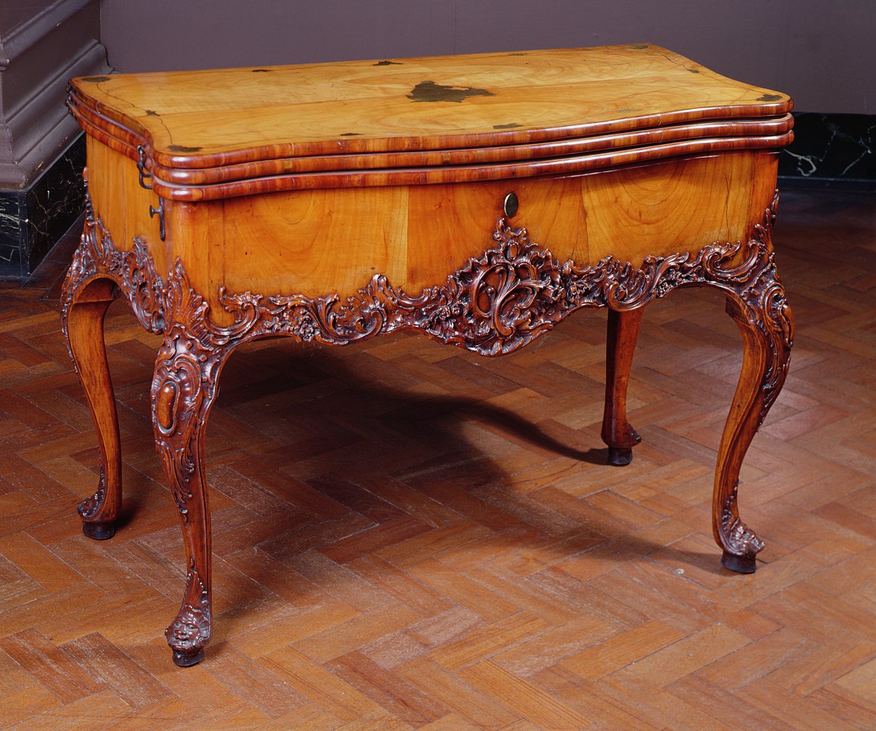 雕刻卡或游戏桌，由David Roentgen，1743-1807，德语（桃花心木） 作者 德国学校