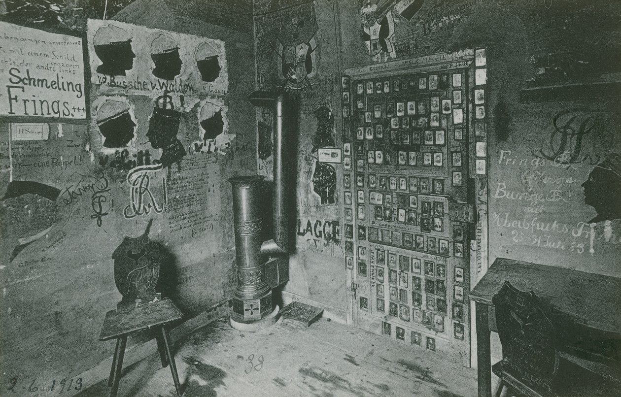 房间的墙壁上涂鸦着当代重要人物，如 Bussche 和 Waldow。明信片寄于 1913 年。 作者 德国摄影师