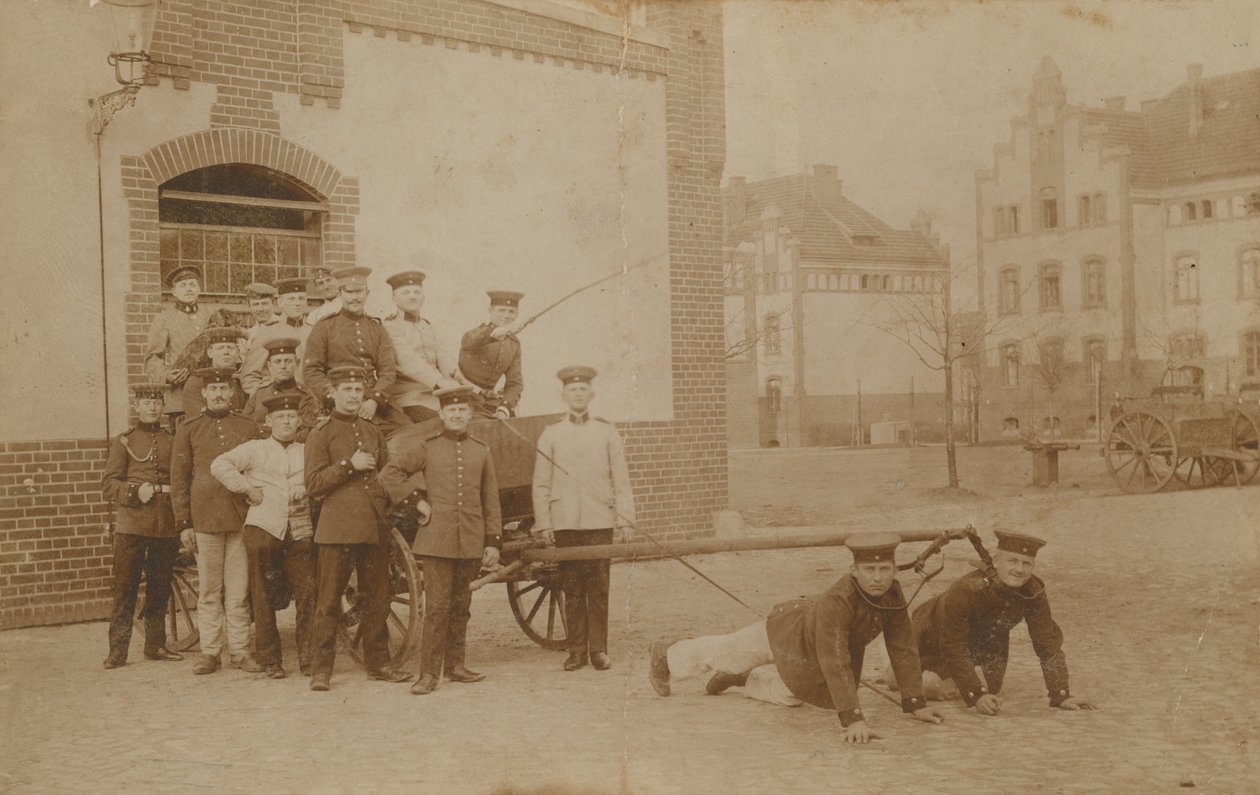德国士兵拉着（枪？明信片寄于 1913 年。 作者 德国摄影师