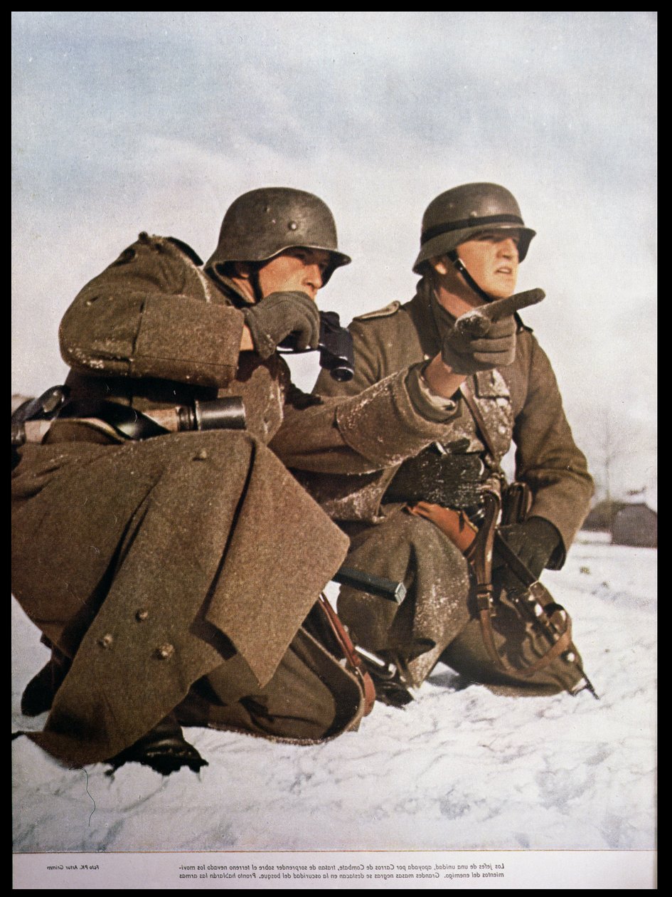 列宁格勒附近的部队领导注意敌人的新动向，选自《信号》杂志，第 5 期，1942 年 3 月第一版（石版印刷）。 作者 德国摄影师