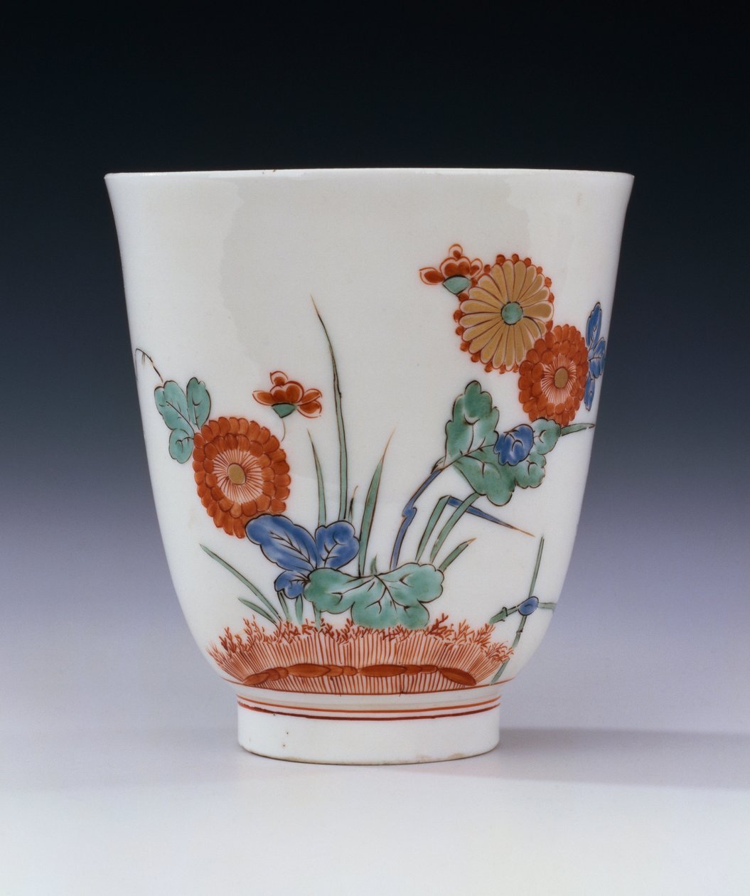 涂有菊花和草的Bottger Kakiemon喇叭形烧杯，约1725年 作者 德国学校