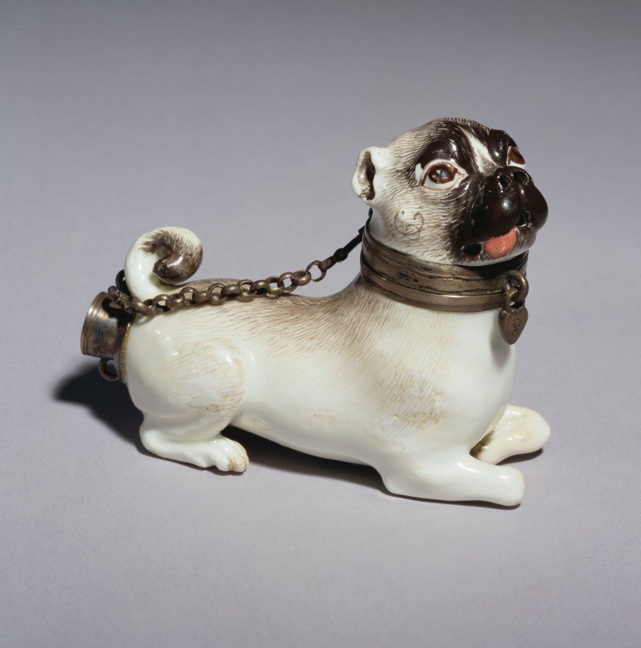 迈森（Meissen）管碗，模仿坐着的哈巴狗，约建于1745年（瓷器） 作者 德国学校