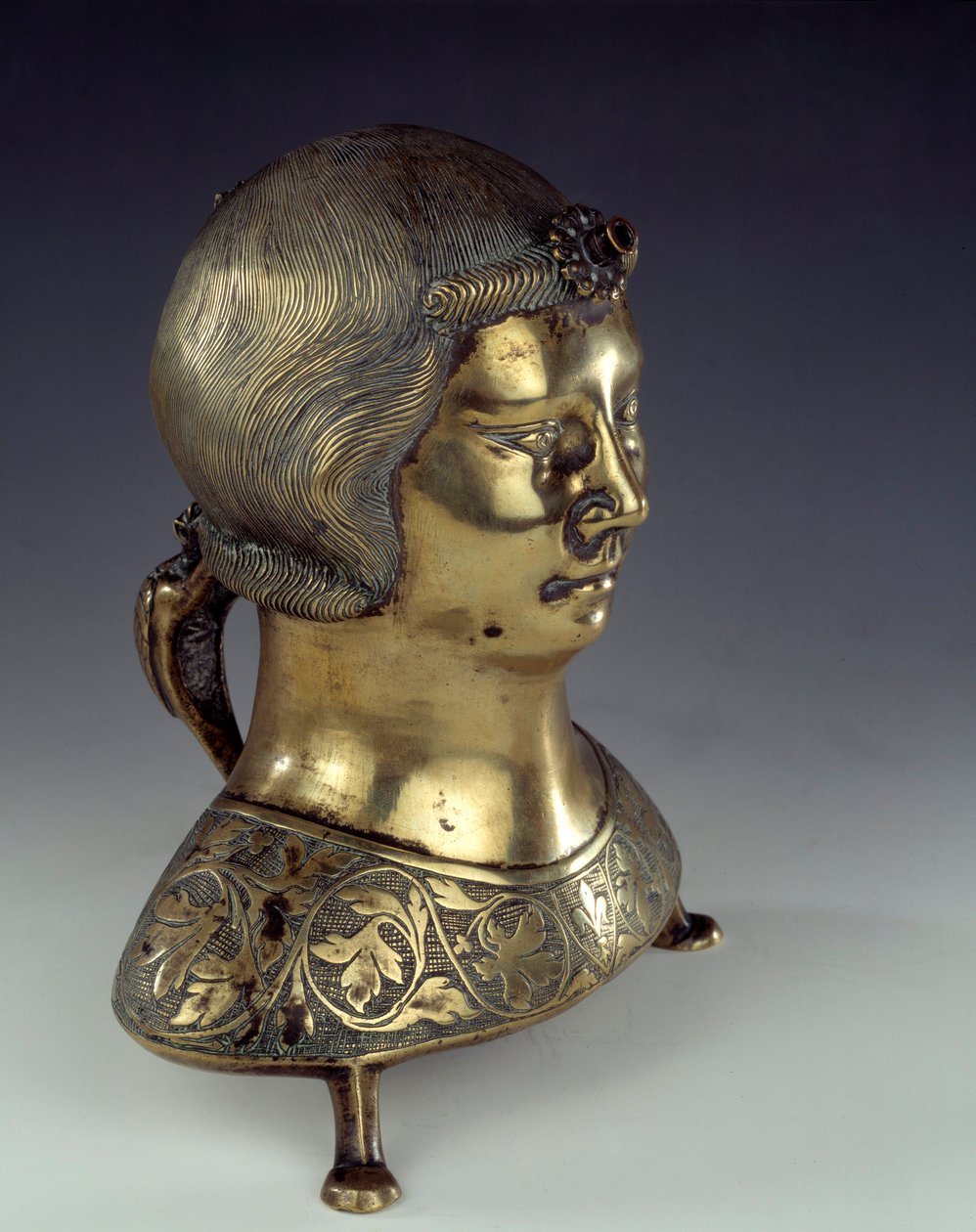 Aquamanile（弥撒时为神父洗手的盆）金青铜，形状为年轻人的半身像。 1300-1325。 来自希尔德斯海姆。 Sun 0,23x0,19 m 巴黎，中世纪国家博物馆，Thermes de Cluny 作者 德国学校