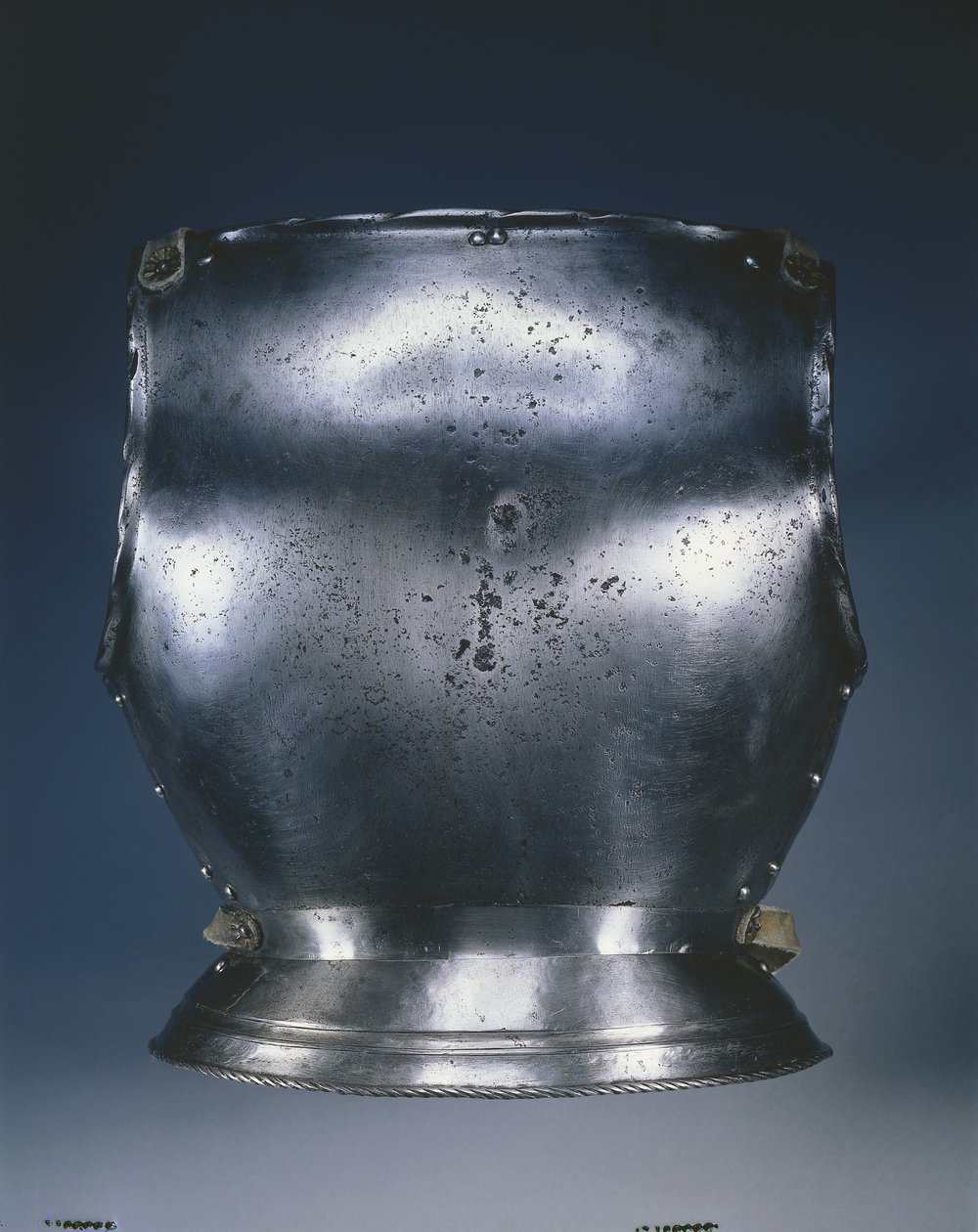 背板，约1510-1530年（黑漆钢，皮带）。 作者 德国学校