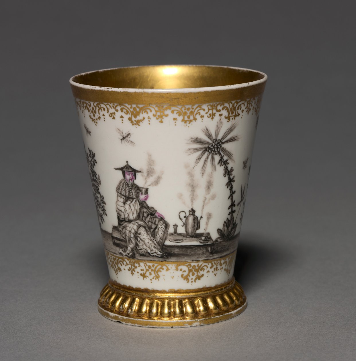 烧杯，制造商迈森瓷器厂，德国，1720年前（瓷器，内部镀金）。 作者 德国学校