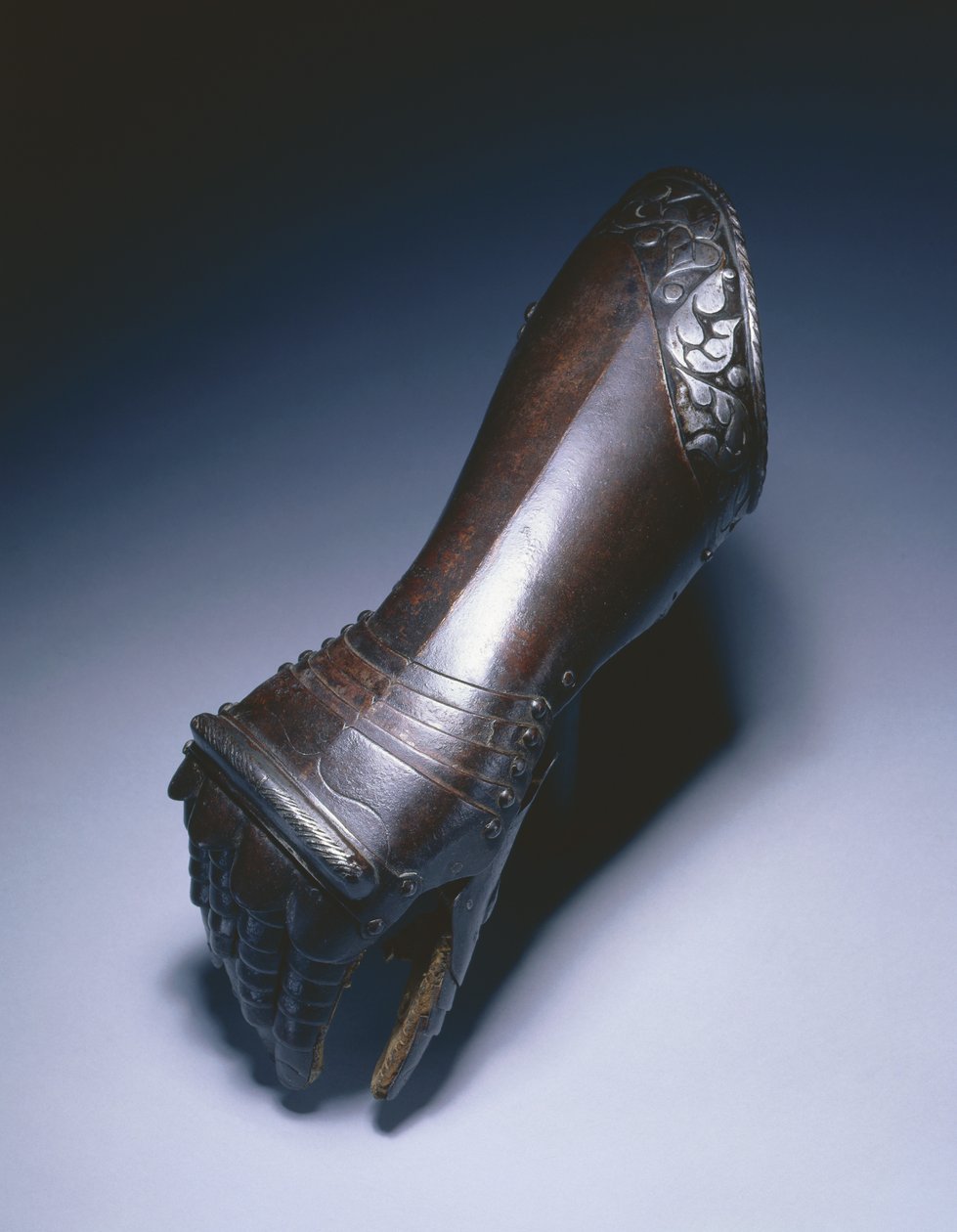 左右手的黑白肘式手套，约1570年 作者 德国学校