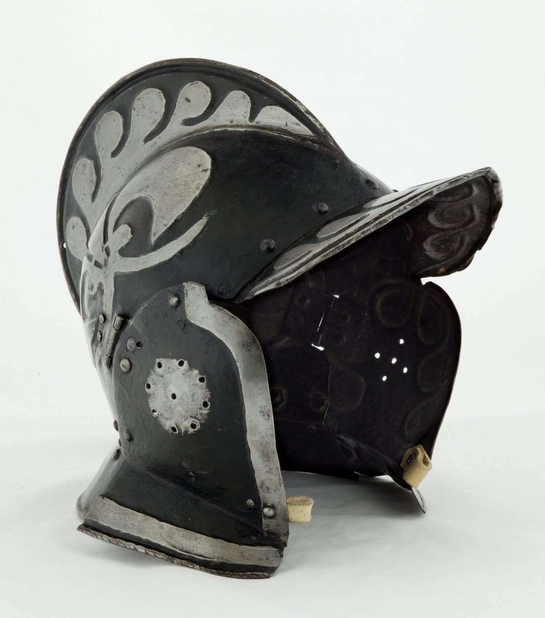 Burgonet，17世纪初（具有黑色油漆和皮革痕迹的钢铁） 作者 德国学校