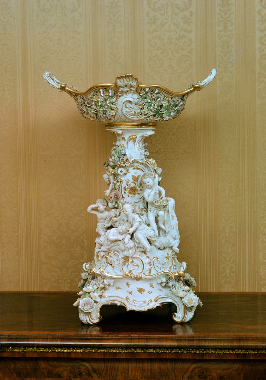 蛋糕架与小天使描绘季节，1830年（瓷器） 作者 德国学校
