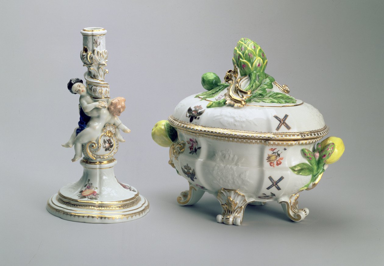 来自St. Andrew Service，Meissen，1744-5（瓷器）的烛台和有盖碗 作者 德国学校
