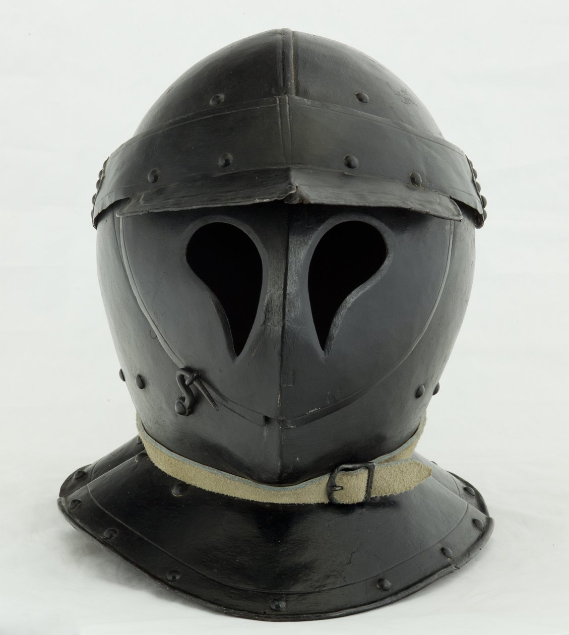 17世纪初，采用“ Totenkopf”形式的Burgonet封闭式（铁和黑色油漆以及现代皮革） 作者 德国学校