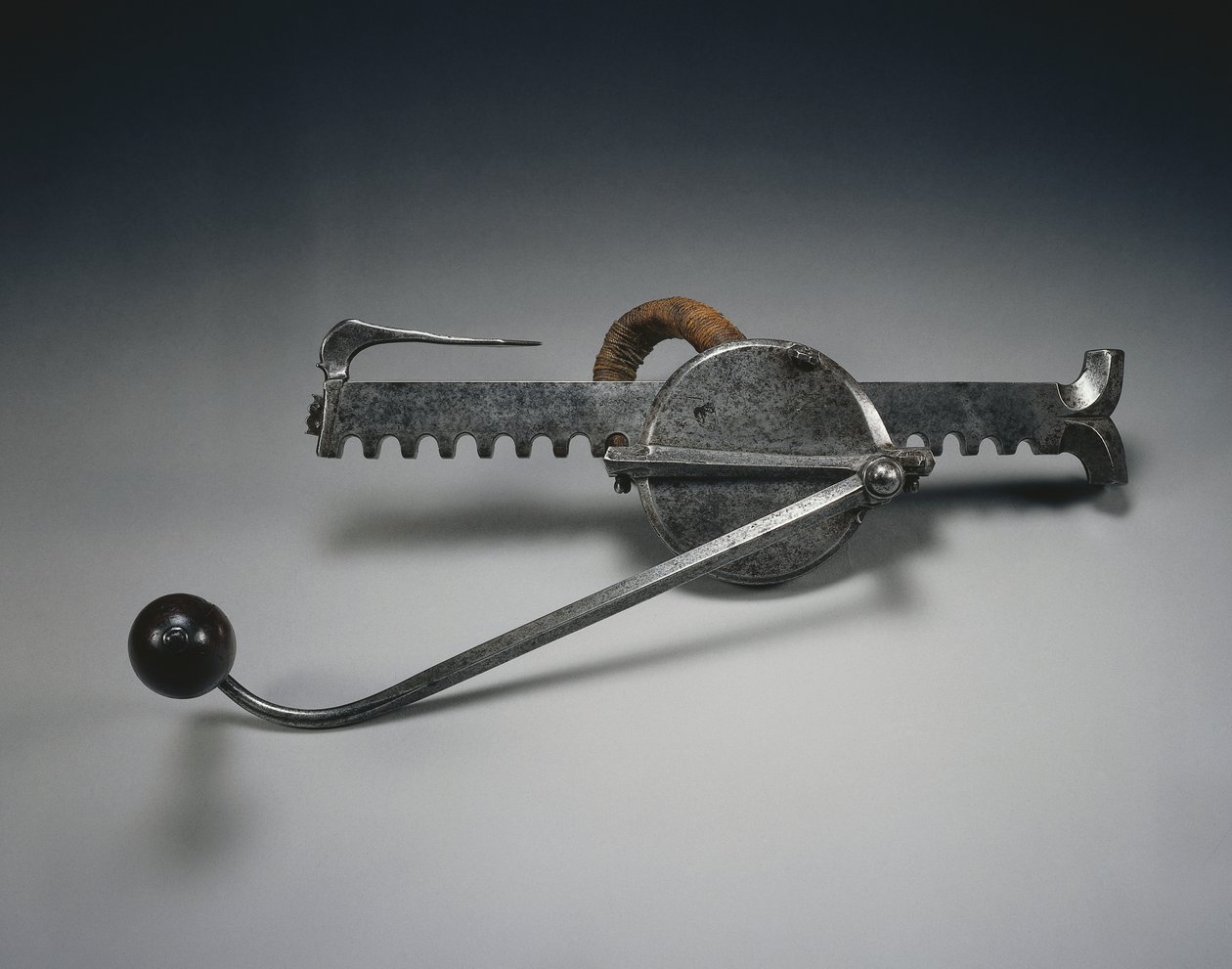 Cranequin，约1528年（带有亚麻线和木柄的钢） 作者 德国学校