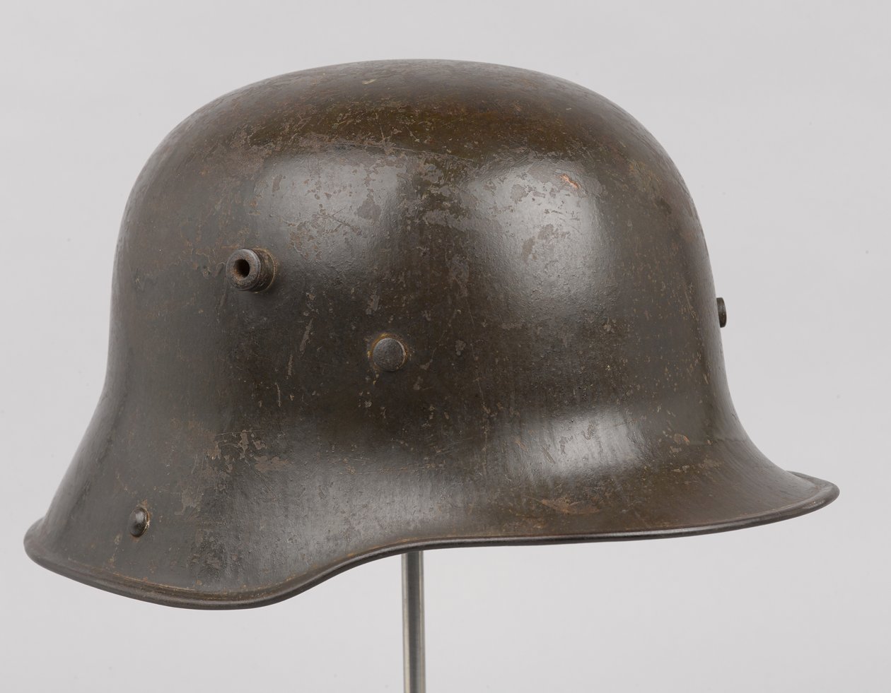 German steel helmet or Stahlhelm, c.1916 (helmet) 作者 德国学校