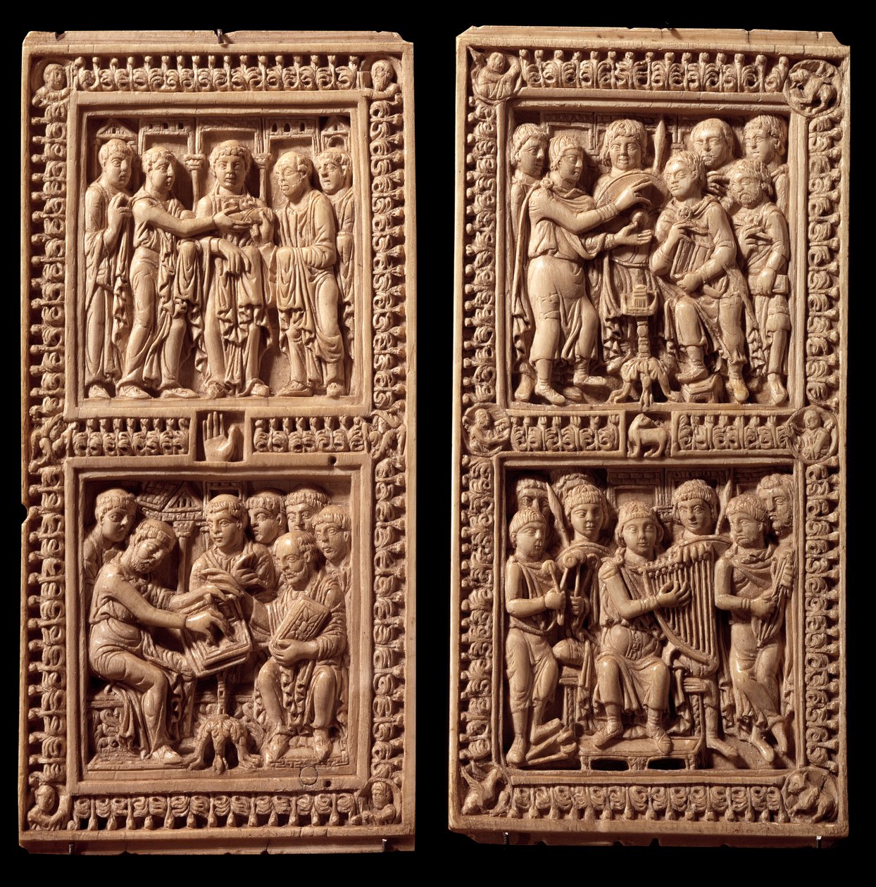 Dagulf Psalter 的象牙装订：大卫，圣杰罗姆。 它是由查理曼大帝委托给教皇阿德里安一世的抄写员 Dagul（或 Dagulfe）。8 世纪末。 来自艾克斯拉夏贝尔。 巴黎，卢浮宫博物馆 作者 德国学校