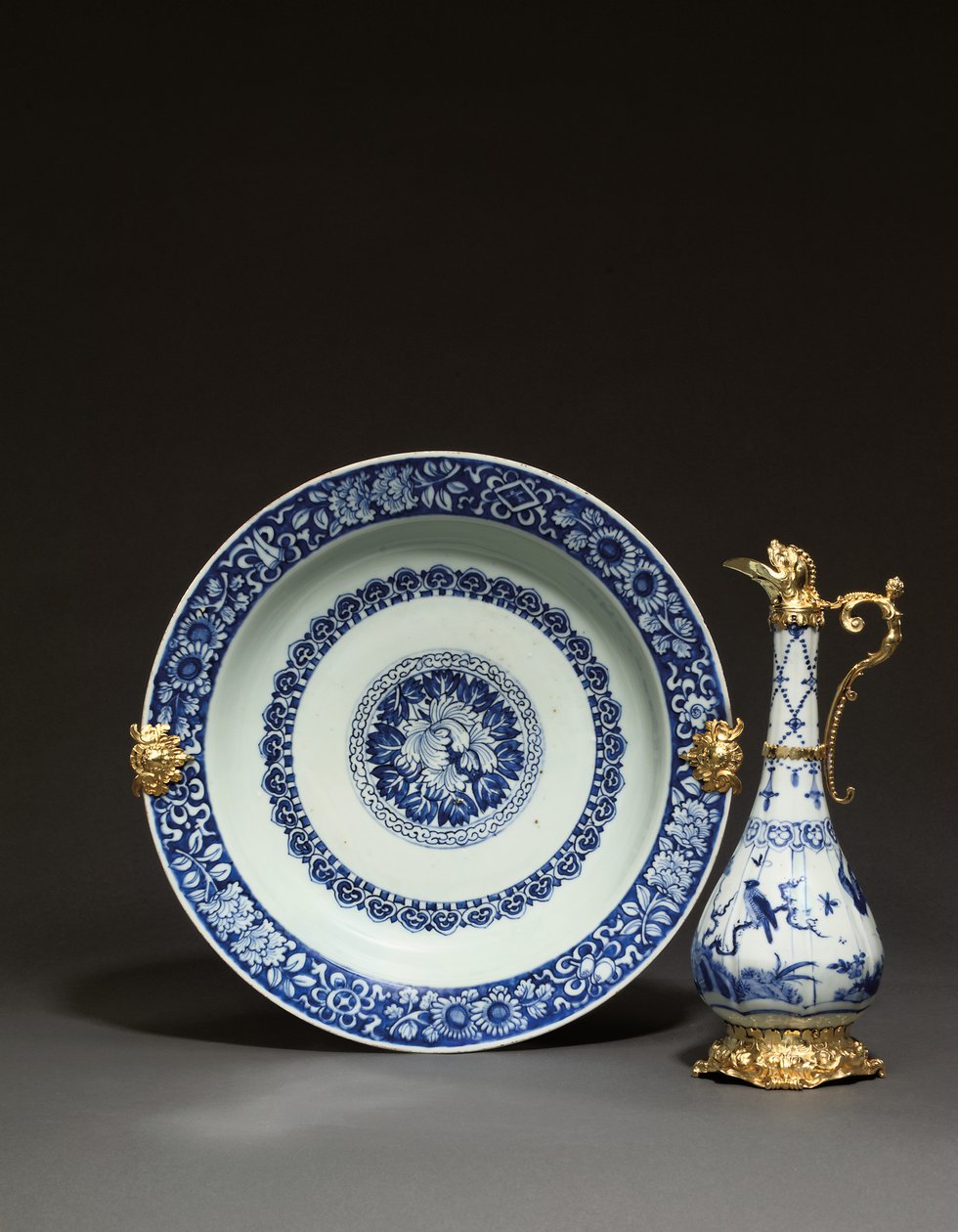 已装裱的中国壶和盘子，奥格斯堡，约1655-60年（瓷器和银镀金）（另请参阅1153958） 作者 德国学校