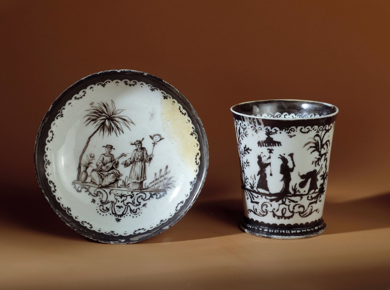 马克杯和碟子 Bottger (1682-1719) 由瓷器制成，是奥斯堡中国商店的代言人。 1718 年巴黎，装饰艺术 作者 德国学校
