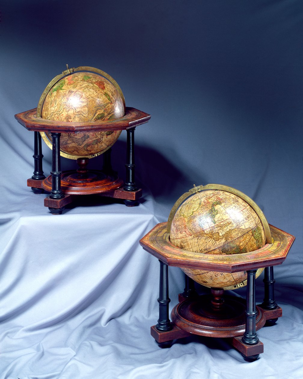 一对表地球仪，由Isaac Habrecht（1589-1633）Strasburg制造，1625年，第二期由Johann Christoph Weigel，Nuremburg，1675（另见135792） 作者 德国学校