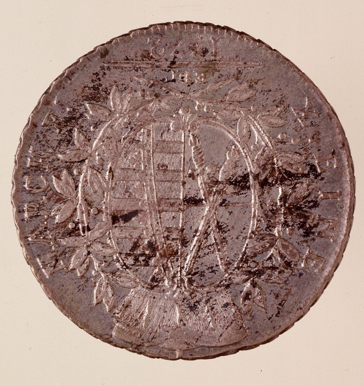 萨克森银币 (thaler)：萨克森的弗雷德里克·奥古斯特一世 (Frederic Auguste I of Saxony) 的统治 (1750-1827)。 直径。 3.9 厘米那不勒斯，考古博物馆 作者 德国学校