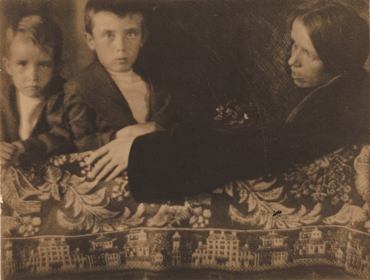 家庭合影（怀特夫人、梅纳德和刘易斯），约 1899 年（照片1899 年（照片） 作者 格特鲁德奶酪啤酒