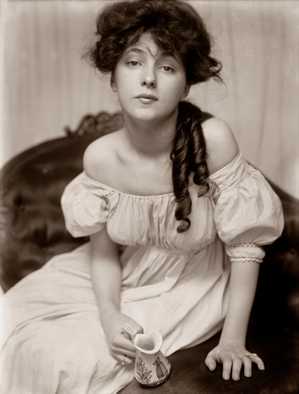 格特鲁德·卡塞比尔 (Gertrude Kasebier) 的伊芙琳·内斯比特 (Evelyn Nesbit) 肖像，约 1900 年（白金版画） 作者 格特鲁德奶酪啤酒