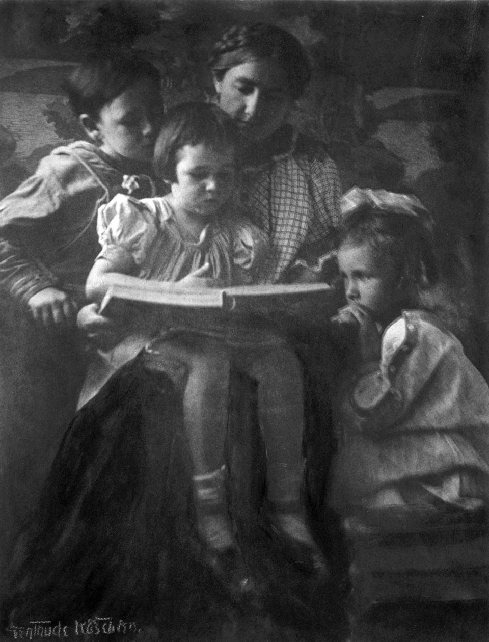 女人和孩子们的阅读 格特鲁德-卡塞比尔1852-1934年拍摄的照片。 作者 格特鲁德奶酪啤酒
