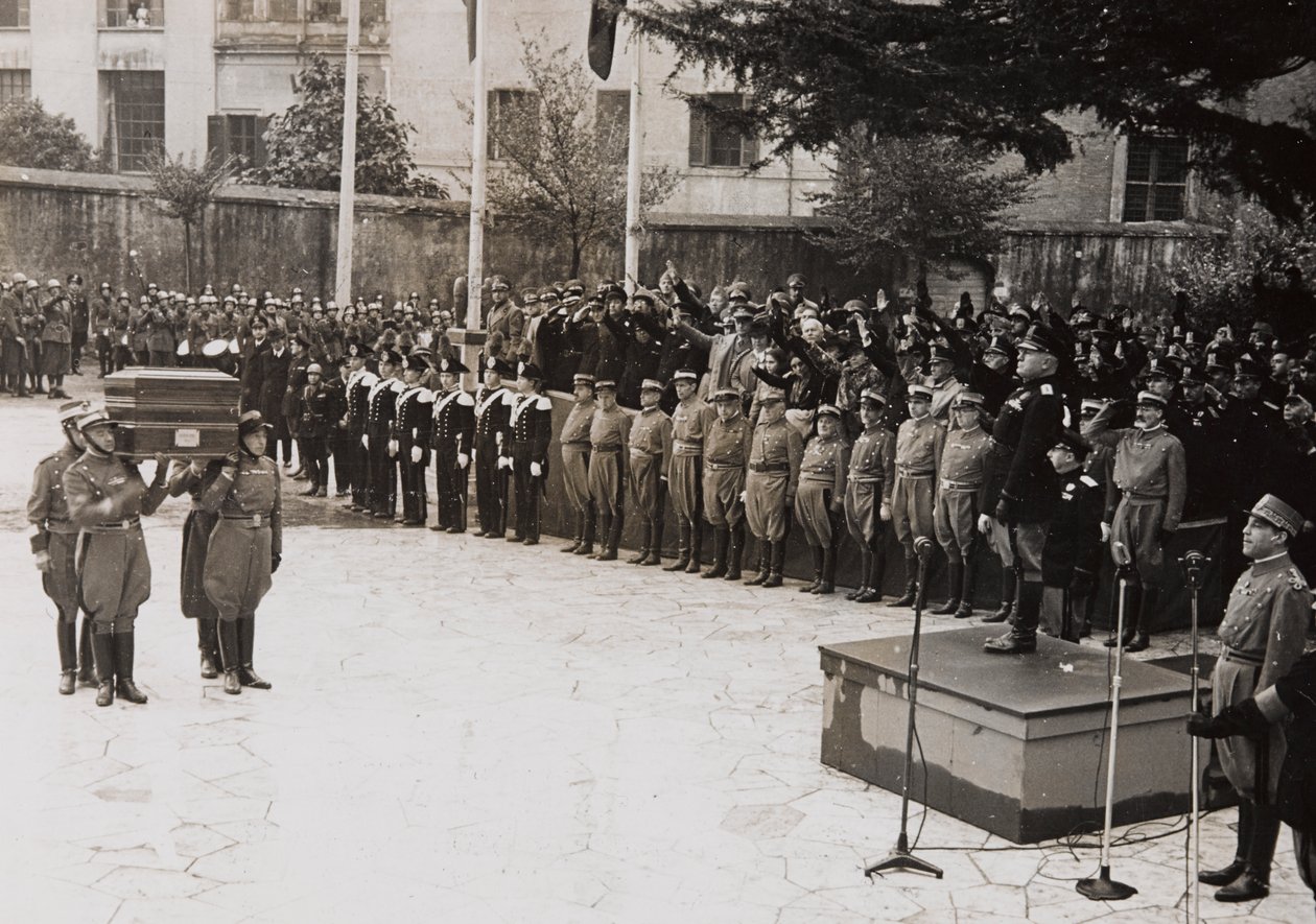 Benito Mussolini presides over a state funeral of a Garibaldi soldier (b/w photo) 作者 贾科梅利贾科梅利