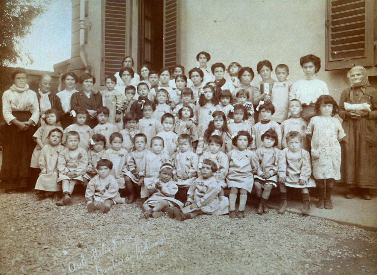 1915年9月20日，预备役军人在 "新意大利 "学前班的孩子（黑白照片）。 作者 贾科莫·布罗吉（Giacomo Brogi）