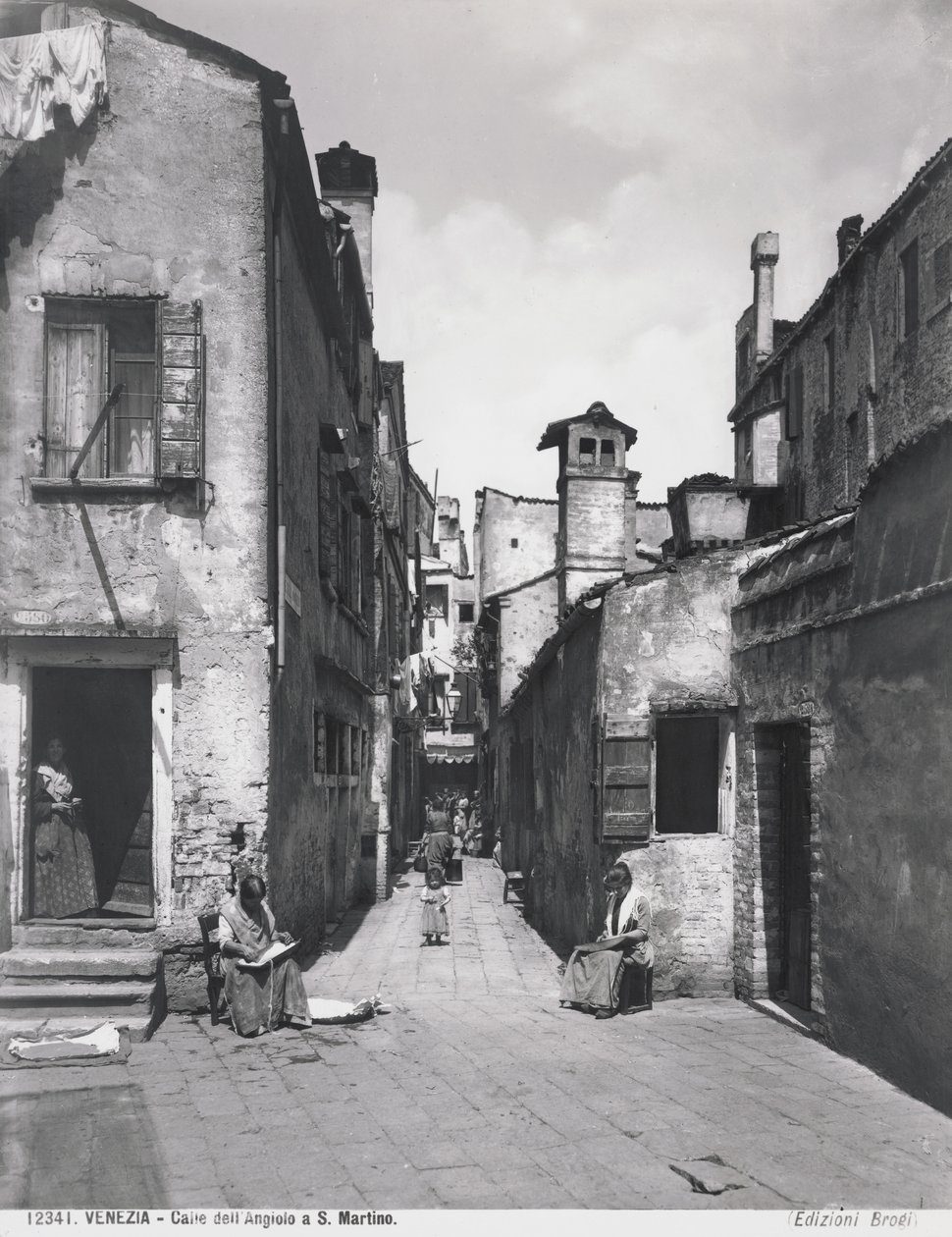 威尼斯，Calle dell Angiolo在圣马蒂诺，1890年 作者 贾科莫·布罗吉（Giacomo Brogi）