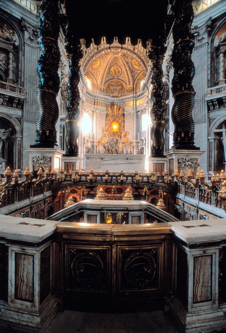 罗马圣彼得大教堂 (Basilica San Pietro) 由 Gian Lorenzo Bernini (Bernini) 设计的主祭坛的天篷视图。 意大利 作者 吉安·洛伦佐·贝尼尼