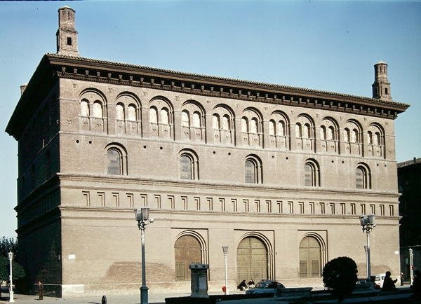La Lonja的外观，建于1551年 作者 吉尔·莫兰尼斯