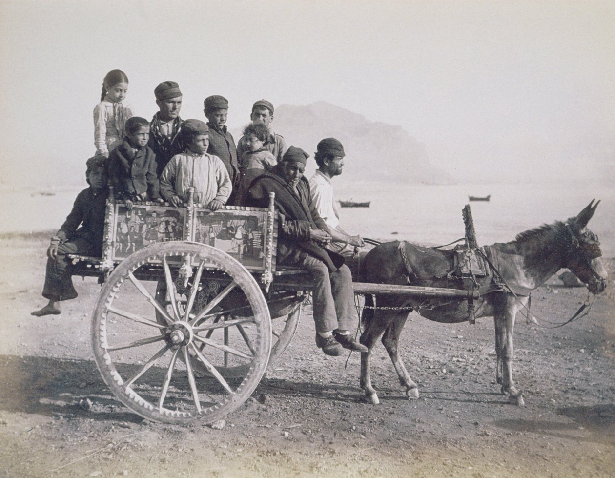 由骡子绘制的拥挤的马车，西西里岛巴勒莫，1880年（蛋白印刷品） 作者 乔治·夏