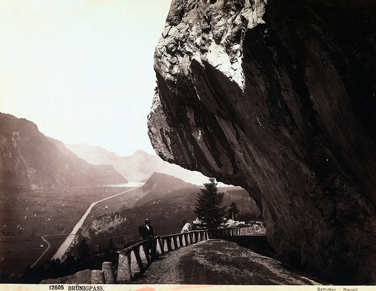 A road in the Brünigpass mountains, in Switzerland 作者 乔治·夏