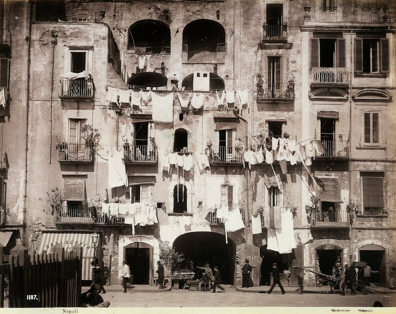 Façade of a building with laundry hanging out to dry, in Naples 作者 乔治·夏