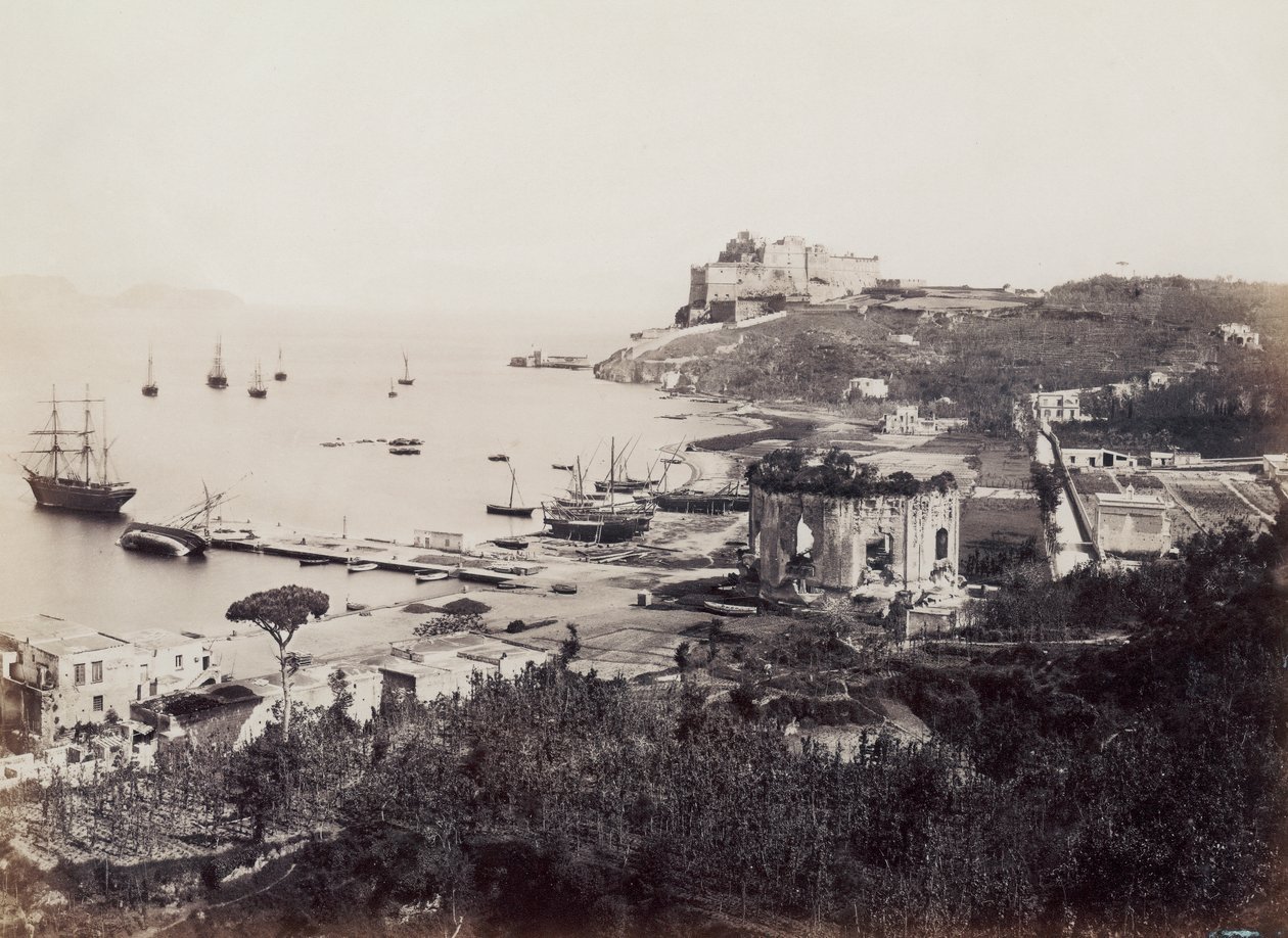 风景如画的拜亚湾（那不勒斯）全景，点缀着帆船。 在前景中，小码头对面是维纳斯神庙。 在背景中，栖息在海角上的是 16 世纪的总督城堡 作者 乔治·夏