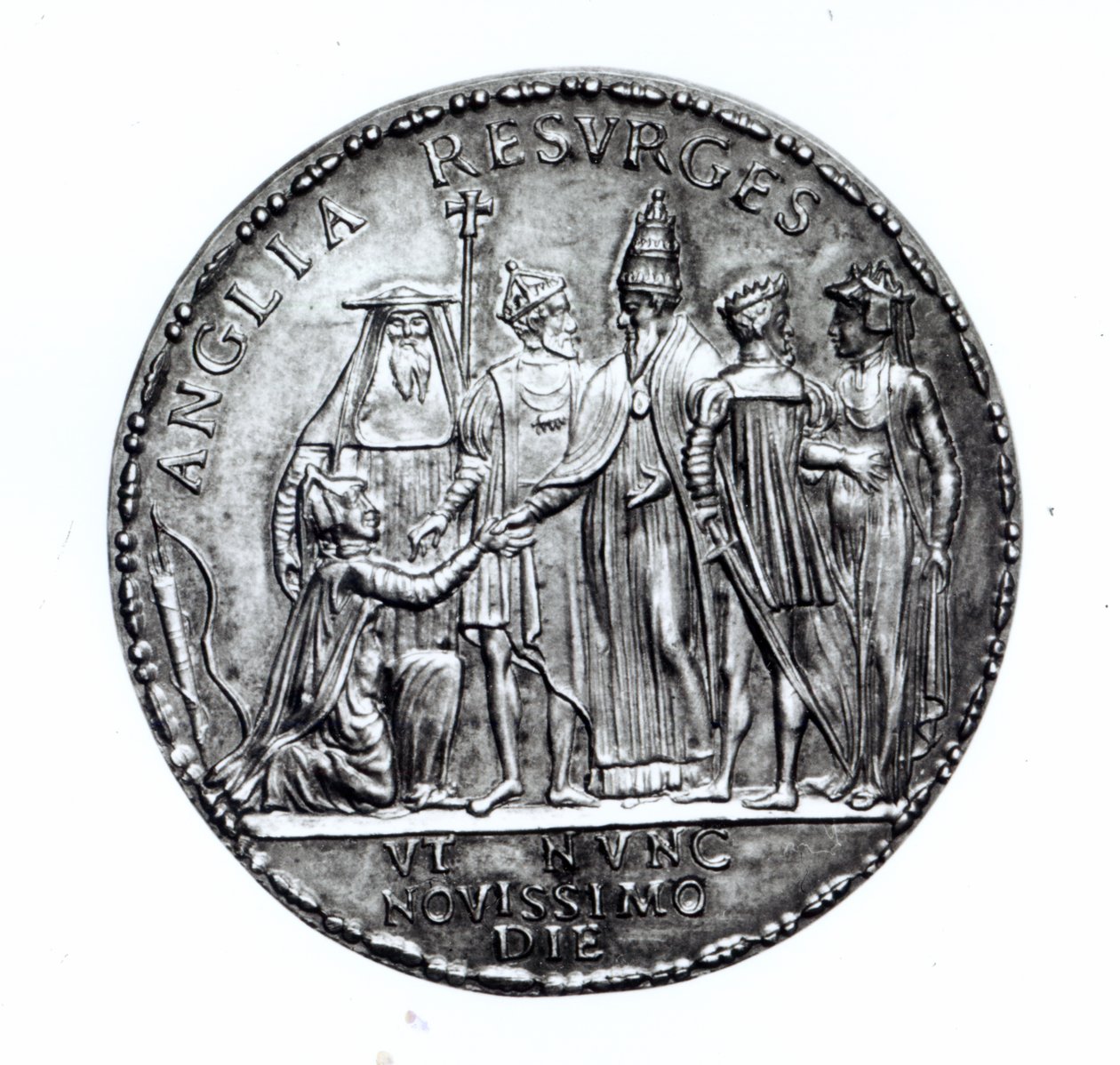 教皇朱利叶斯三世为纪念英格兰恢复天主教堂而攻击的勋章，1554年（白银） 作者 乔瓦尼·达·卡维诺