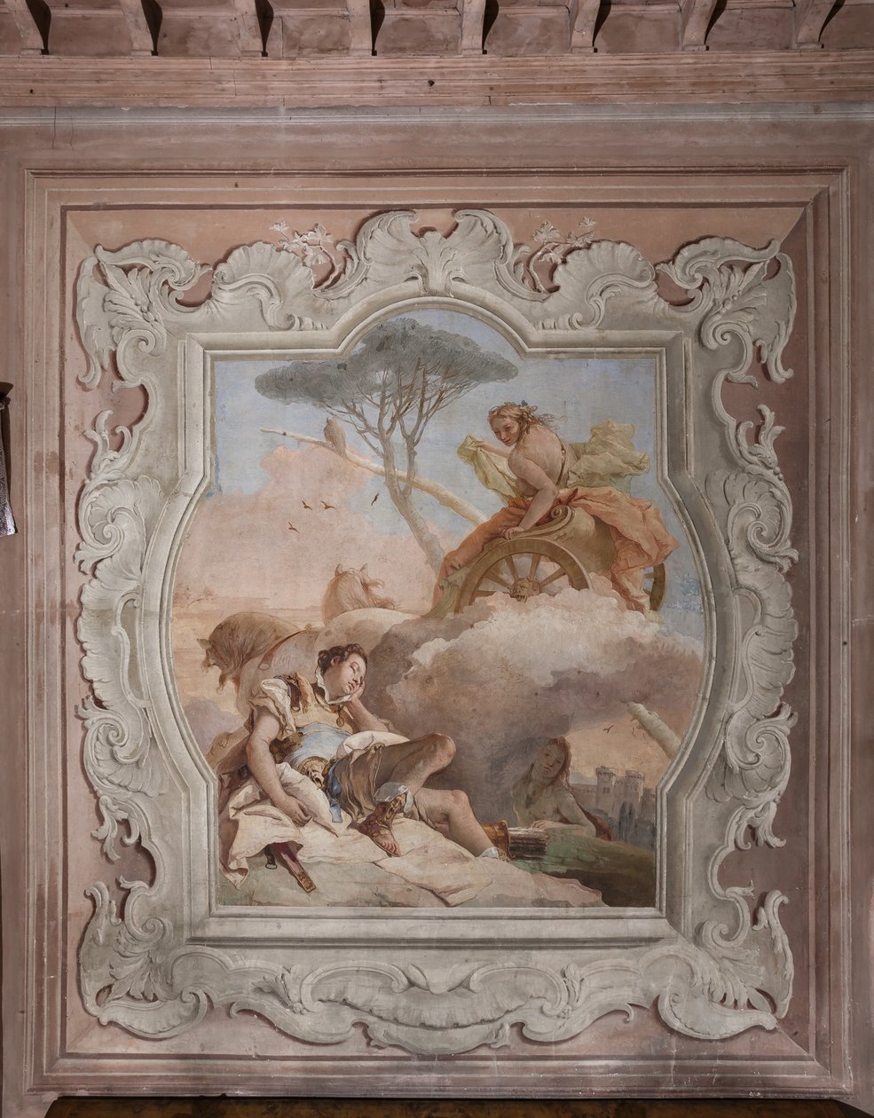 Palazzina（小楼）：第四个房间或托尔夸托-塔索的视角，自由壁画表现了《耶路撒冷的解救》中的情节："女巫阿米达看到熟睡的里纳尔多，并爱上了他 作者 乔凡尼·巴蒂斯塔·提埃波罗