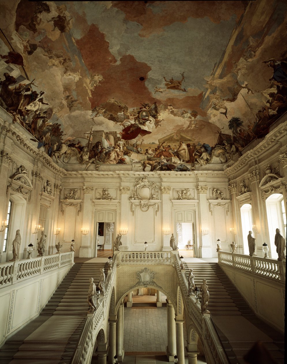 Giovanni Battista (Giambattista) Tiepolo（1696-1770）装饰的大楼梯和天花板的视图，代表五大洲的寓言。 1753 年由建筑师 Johann Balthasar Neumann (1687-1753) Germa 建造的维尔茨堡宫 (Würzburg) 作者 乔凡尼·巴蒂斯塔·提埃波罗