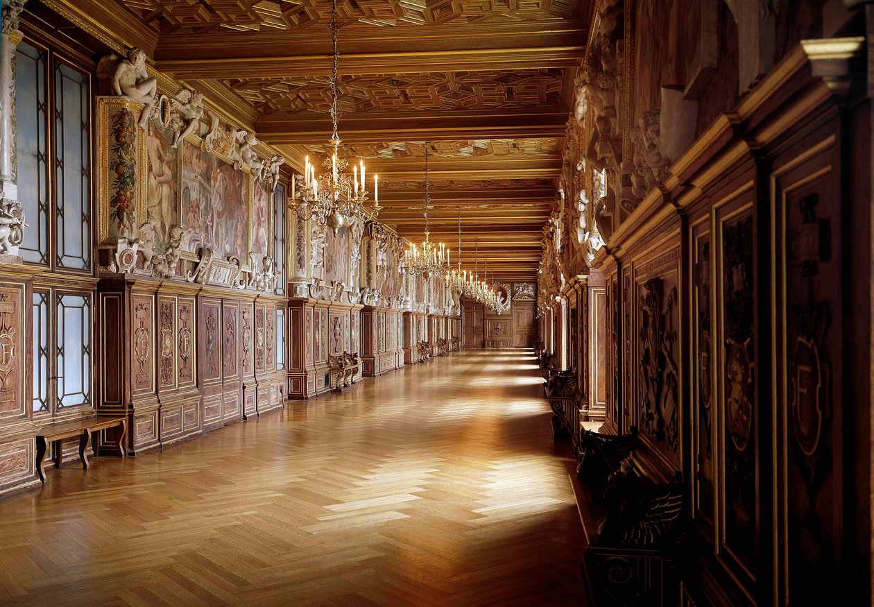 文艺复兴时期的建筑：枫丹白露城堡中弗朗索瓦一世画廊的景色，由 Rosso Fiorentino（1495-1540）与 Primaticcio（1504-1570）合作于 1523 年制作。塞纳河和马恩河 作者 乔凡尼·巴蒂斯塔·罗索·菲奥伦蒂诺
