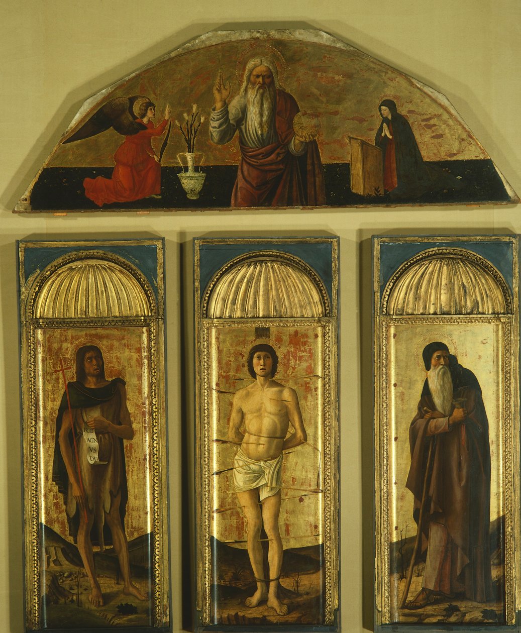 圣塞巴斯蒂安三联画，乔瓦尼·贝利尼（Giovanni Bellini，1431-36 - 1516）和其他画家创作，面板蛋彩画，中央面板 127x48，侧面板 103x45，半月形 59x170 作者 乔凡尼·贝里尼（Giovanni Bellini）