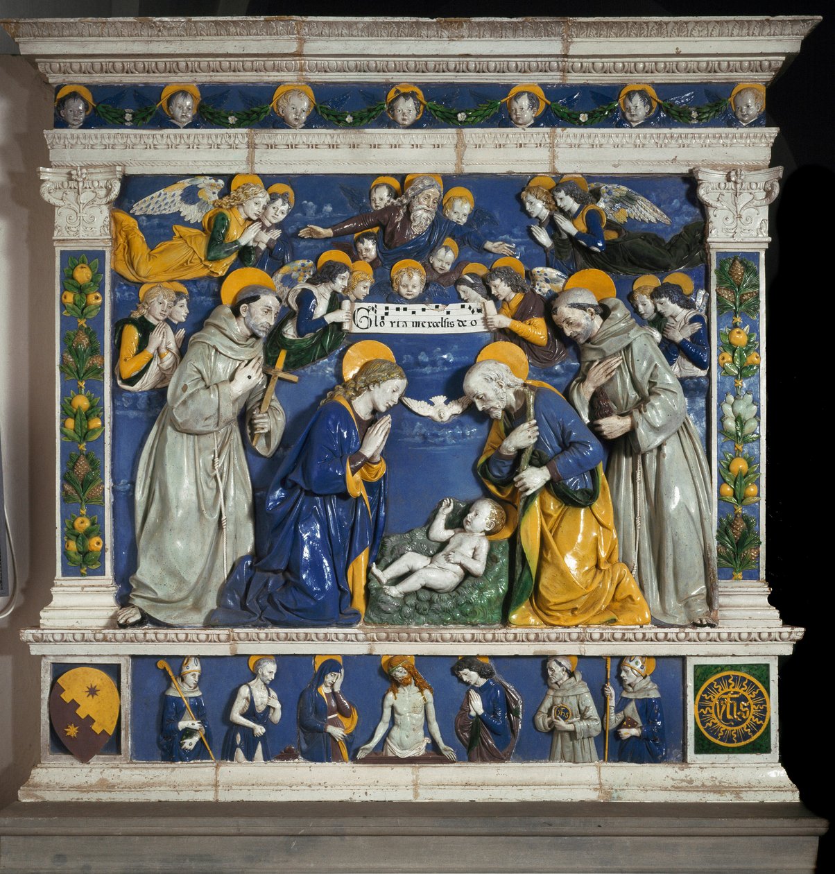 与阿西西的圣弗朗索瓦和帕多瓦的圣安东尼（san antonio di padova）一起的耶稣诞生代表了上帝、耶稣基督和圣灵鸽子的三位一体。乔瓦尼-德拉-罗比亚（1469-1529）的高浮雕陶瓷，大约在1485年的时候。 作者 乔瓦尼·德拉·罗比亚